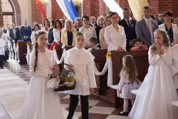 Pierwsza Komunia szkoły prywatnej — zdjęcie 35