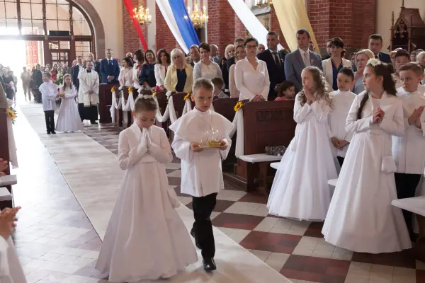 Pierwsza Komunia szkoły prywatnej — zdjęcie 39