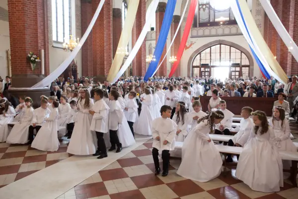 Pierwsza Komunia szkoły prywatnej — zdjęcie 57