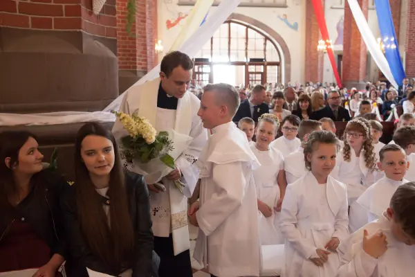 Pierwsza Komunia szkoły prywatnej — zdjęcie 74