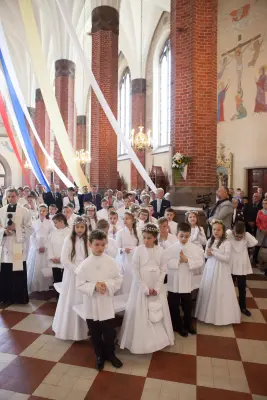 Pierwsza Komunia szkoły prywatnej — zdjęcie 79