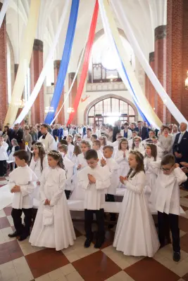 Pierwsza Komunia szkoły prywatnej — zdjęcie 81
