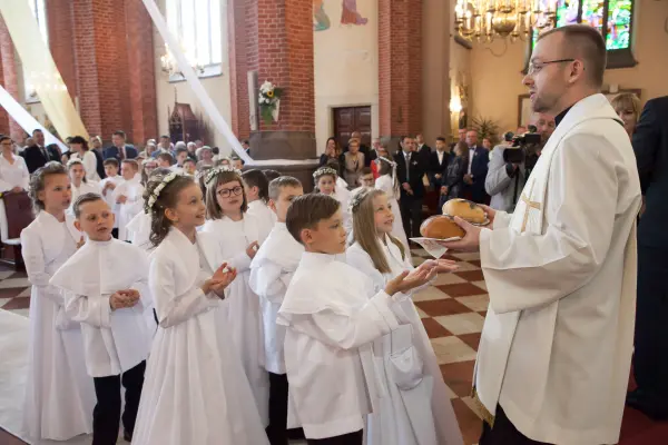 Pierwsza Komunia szkoły prywatnej — zdjęcie 85