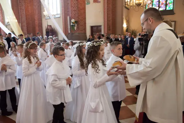 Pierwsza Komunia szkoły prywatnej — zdjęcie 86